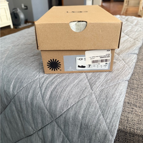 UGG Black and Cream Women's Slippers - Picture 4 of 4